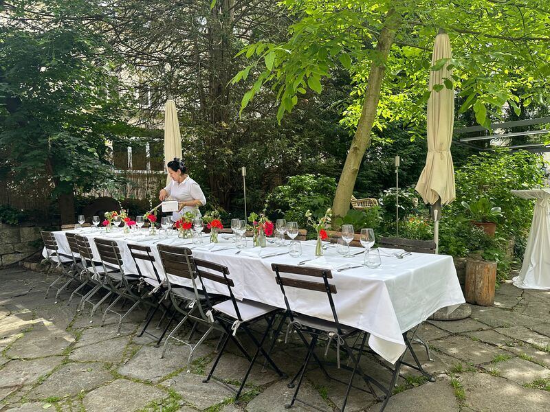 Lange weiss gedeckte Tafel im Garten