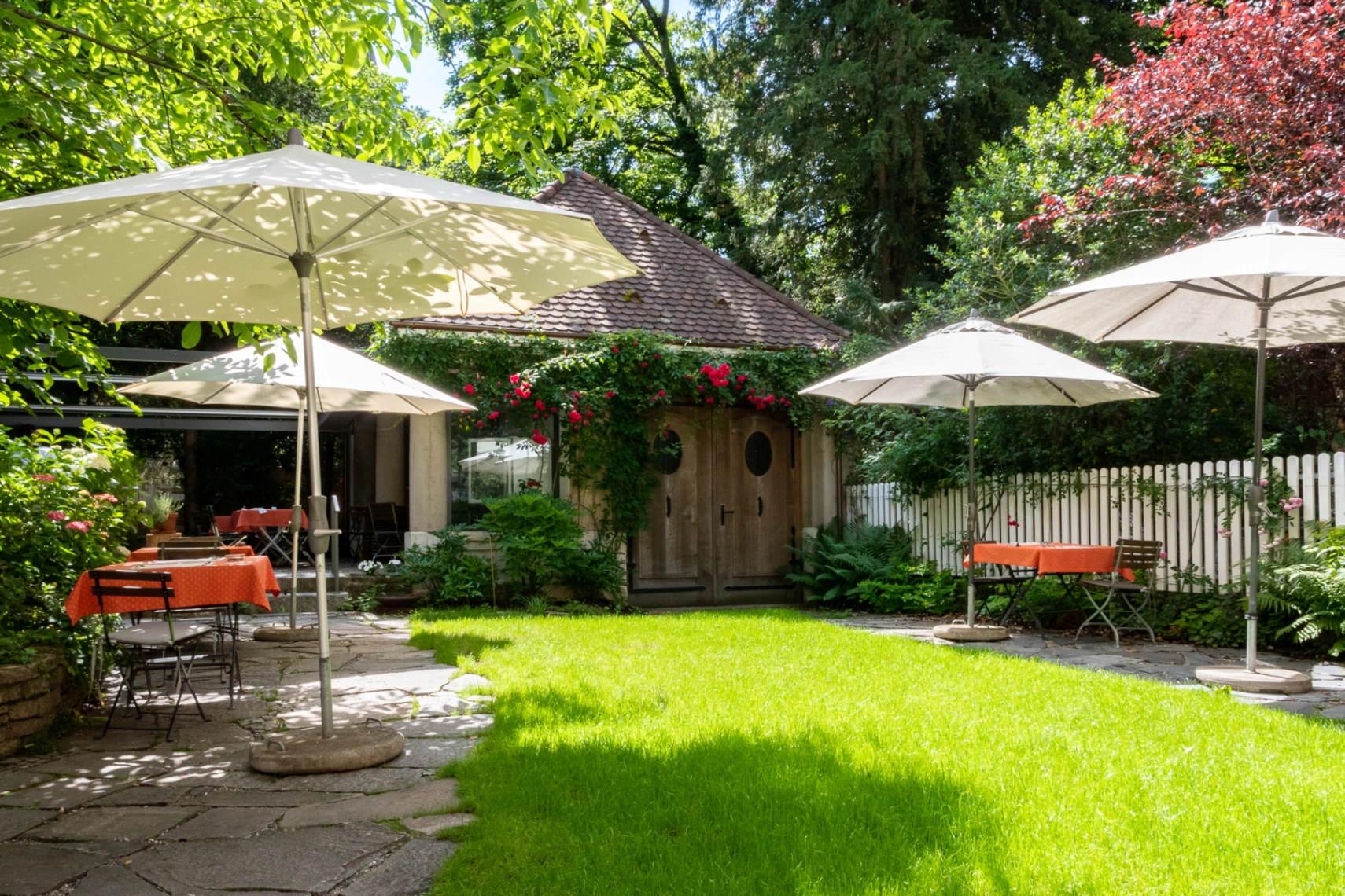Villa Crescenda mit blühendem Garten