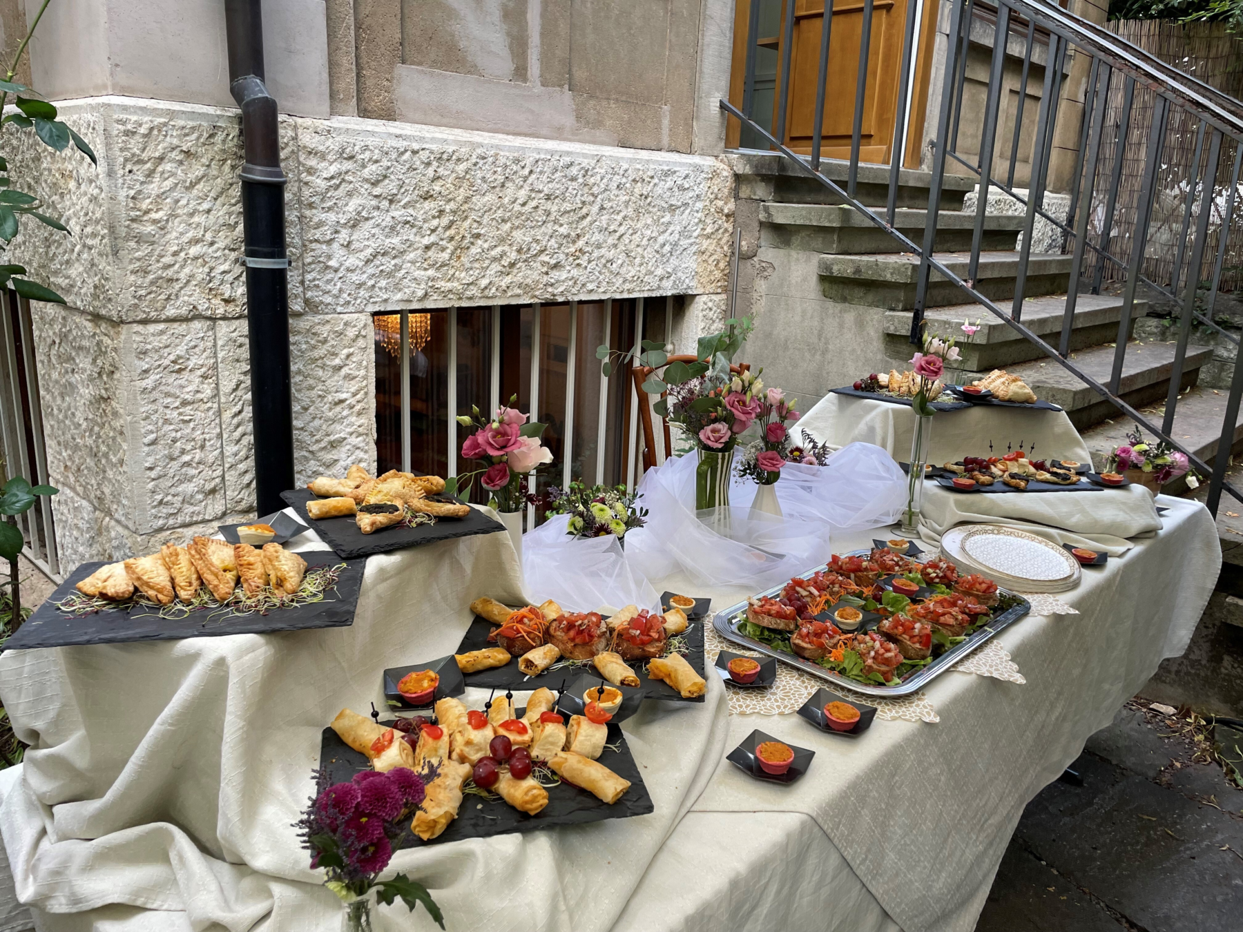 Apéro-Buffet vor der Villa